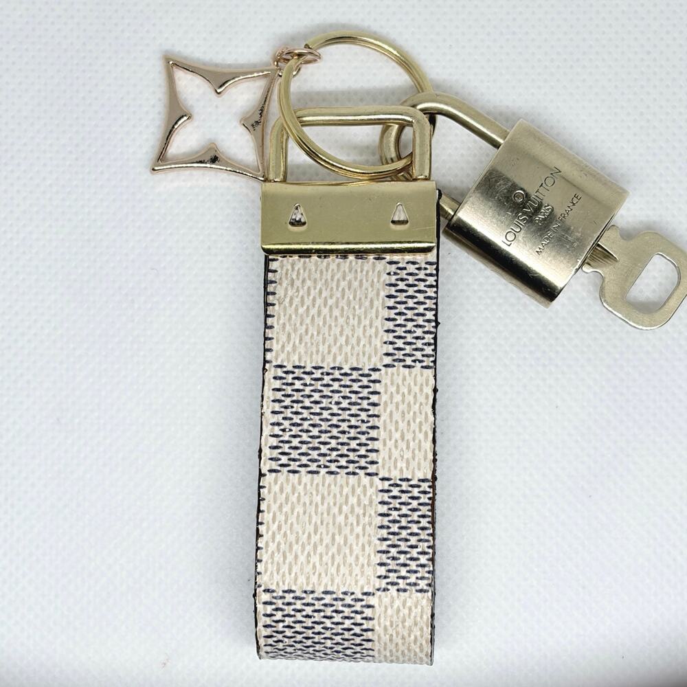 Louis Vuitton Lock & Key #304 w/a Damier Canvas Loop & Gold Star Charm Key Ring - Picture 4 of 9